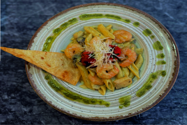 Fesleğen Soslu Karides Penne